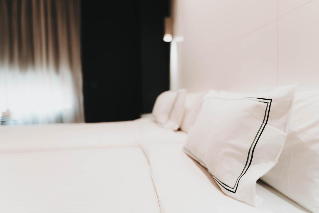 Habitación con cama extragrande.
